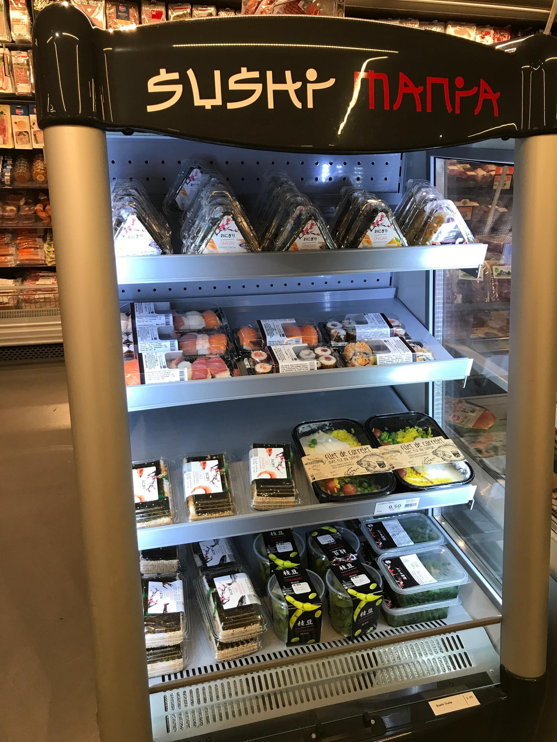 スーパーの寿司・おにぎりコーナー