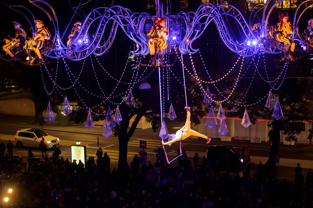 Candelabro de doze metros de diâmetro sobre a Praça Central de Lausanne