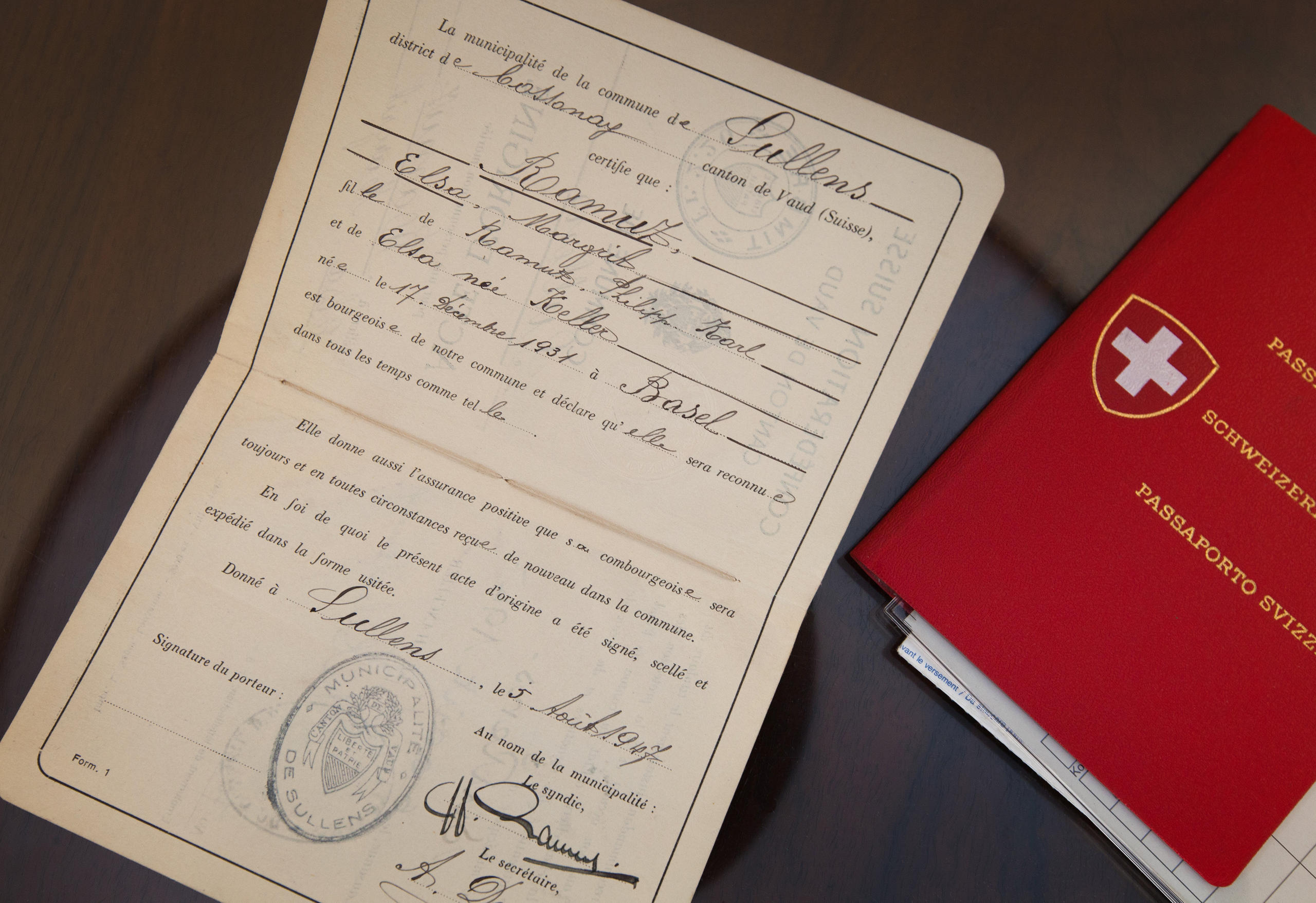 un passaporto svizzero e un certificato di origine su un tavolo