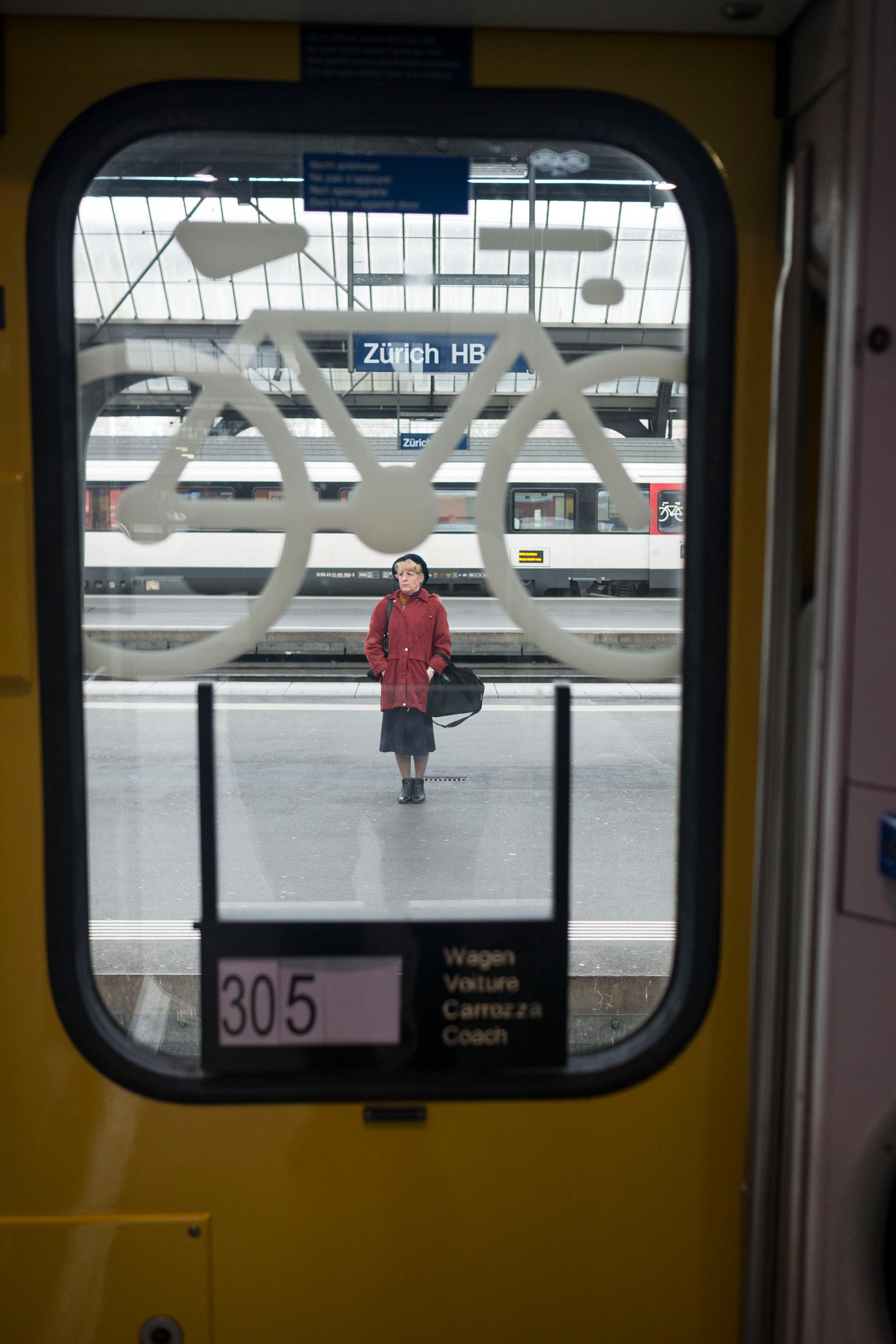 a estação central de Zurique (Zürich Hauptbahnhof) hoje em dia, vista de dentro de um vagão