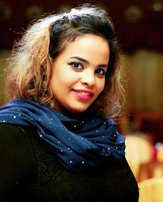 امرأة سودانية تنظر إلى الكاميرا