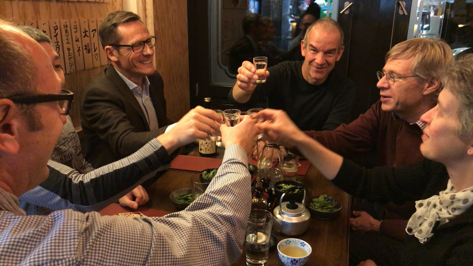 チューリヒの日本居酒屋で乾杯するスイス人グループ