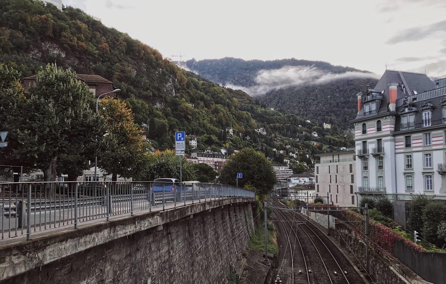 初到瑞士蒙特勒是阴雨天，从洛桑下火车的第一眼觉得，美得不真实，像是走进了某个电影场景，拖着旅行箱一路到学校，秋天有些凉意，但是心脏跳得很快