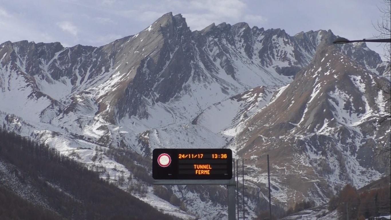 È polemica per la chiusura prolungata della galleria del Gran San Bernardo