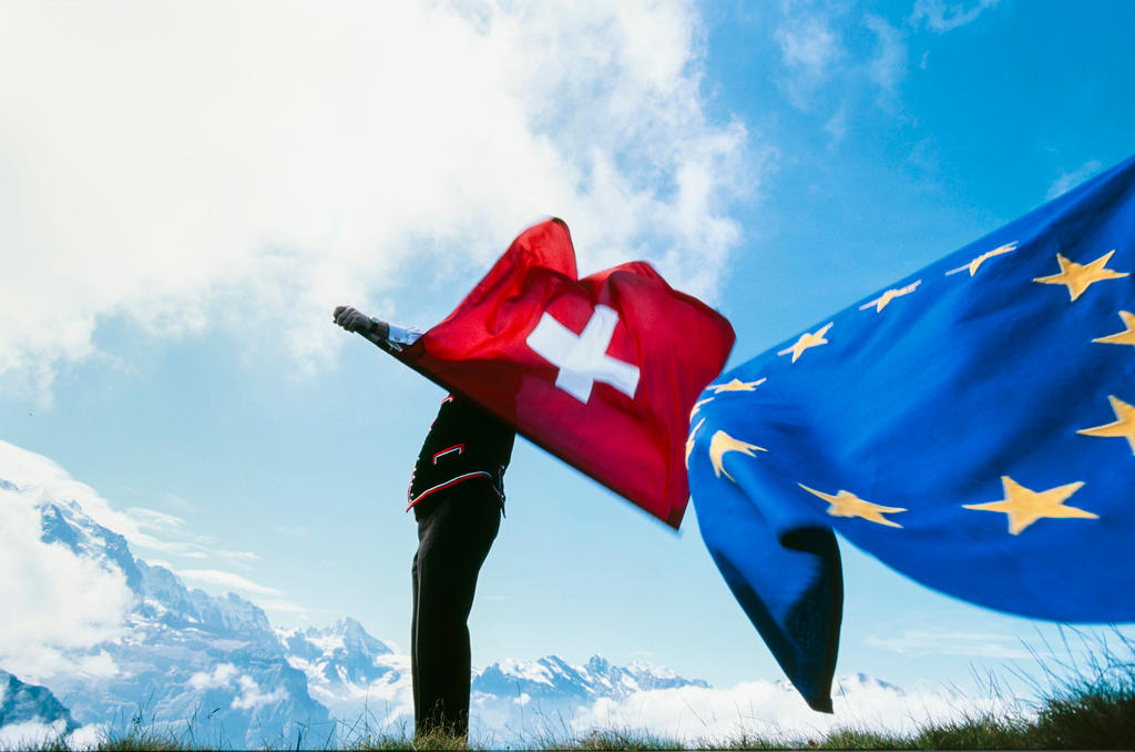 La bandera suiza y la europea ondean
