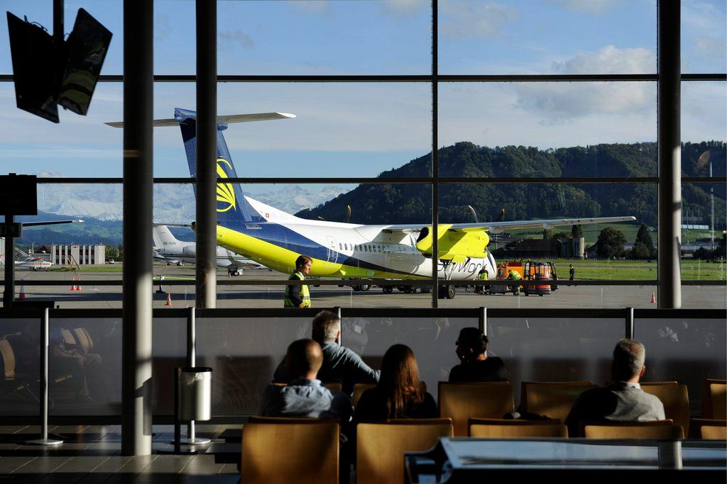 Blick aus der Wartehalle am Flughafen Belp auf einen Flieger der Skywork.