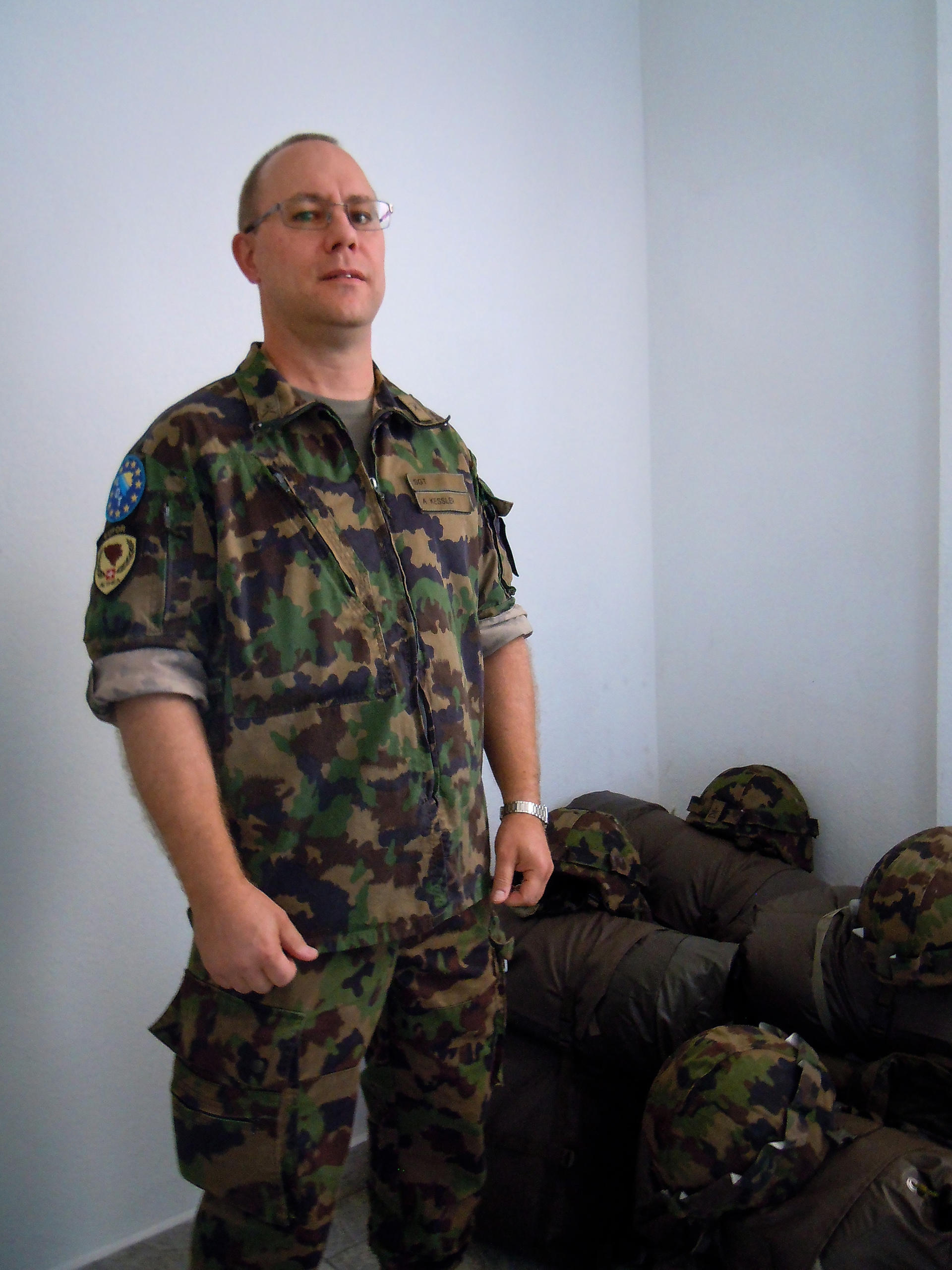 جندي سويسري بملابس عسكرية