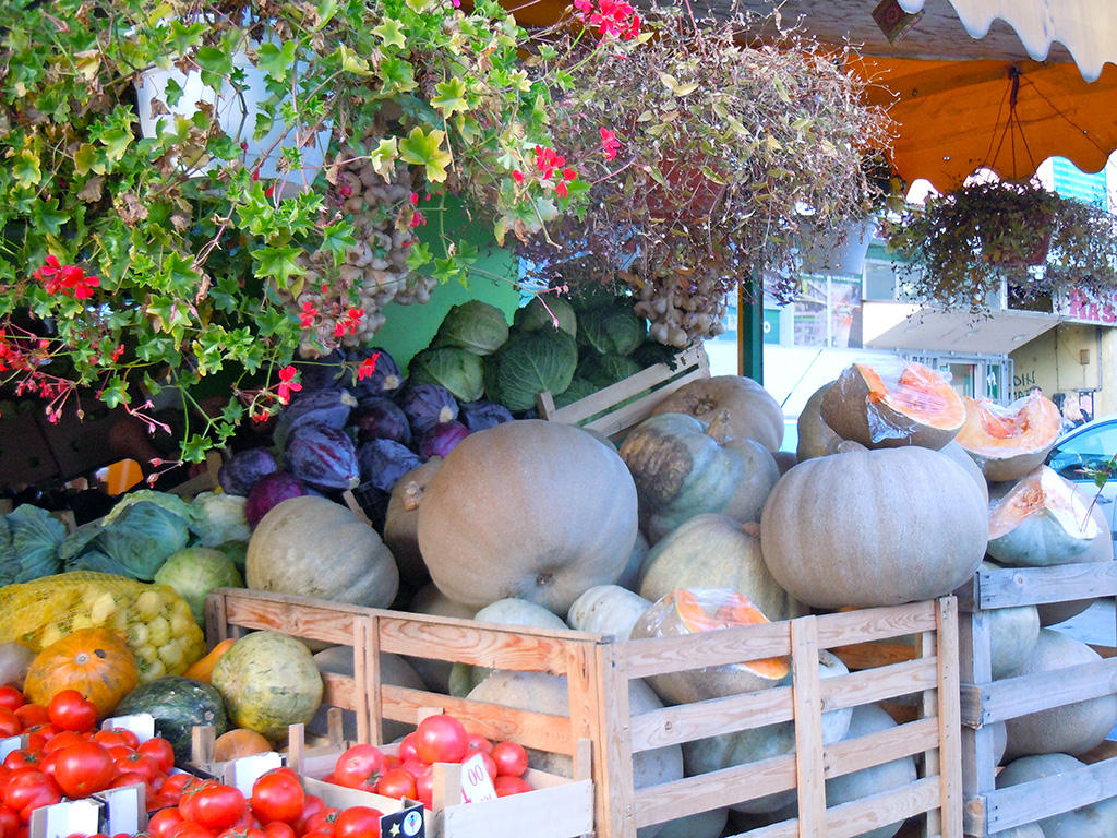 casse piene di frutta e verdura