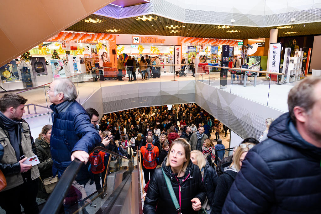 Cientos de personas en el nuevo centro comercial de Lucerna.