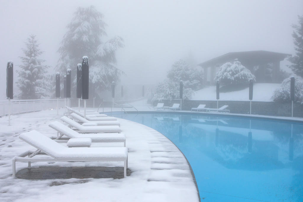 Des chaises-longues sous la neige