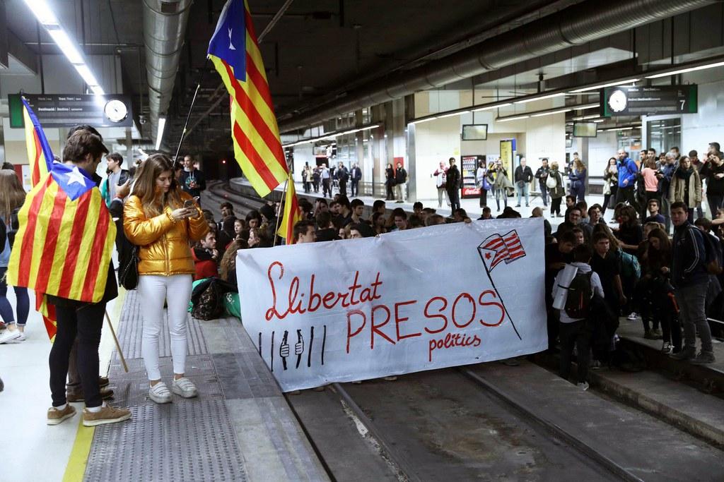 Sciopero generale in Catalogna: i manifestanti chiedono la liberazione dei ministri catalani arrestati