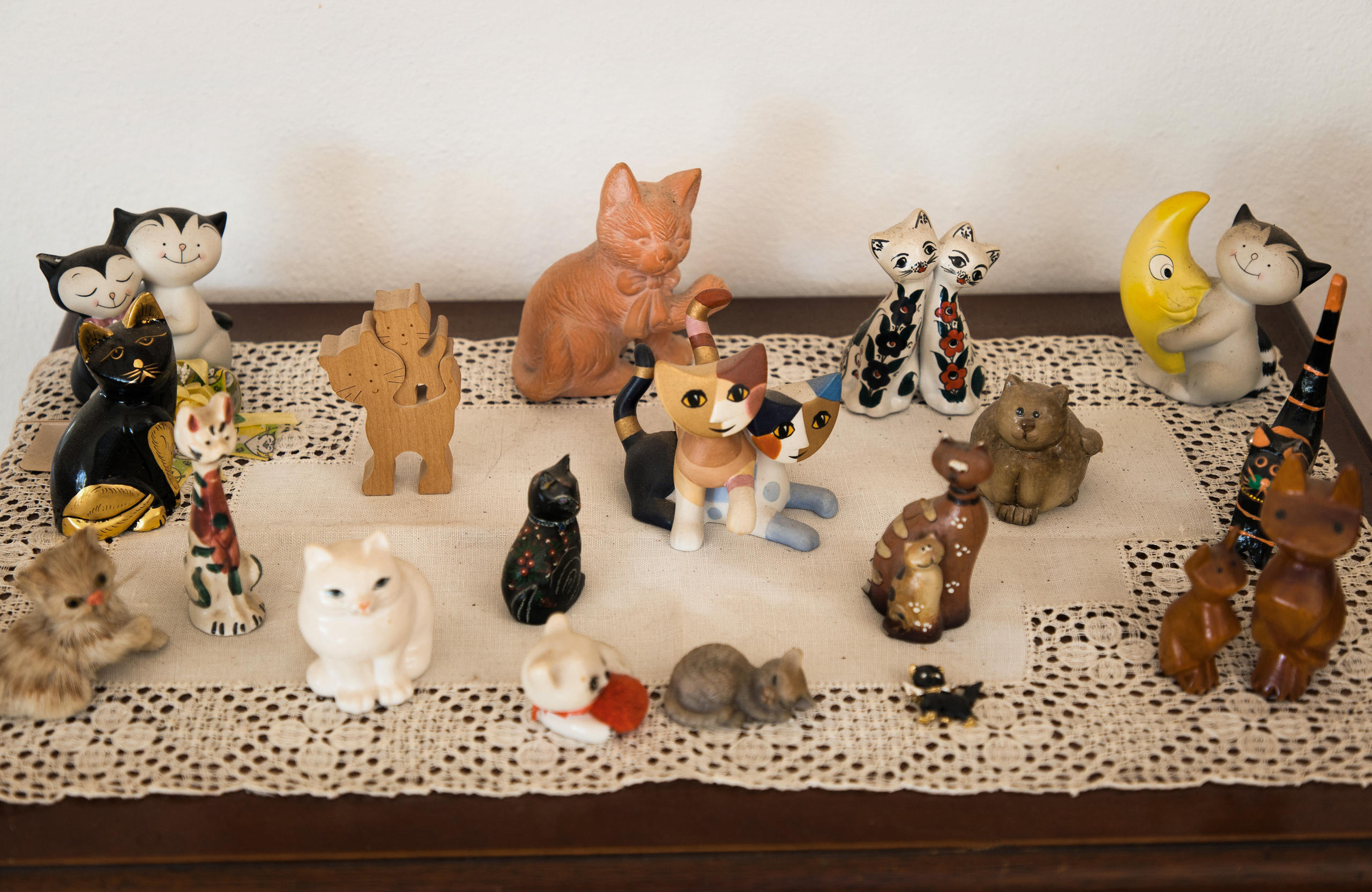 statuette di gatti su un comò
