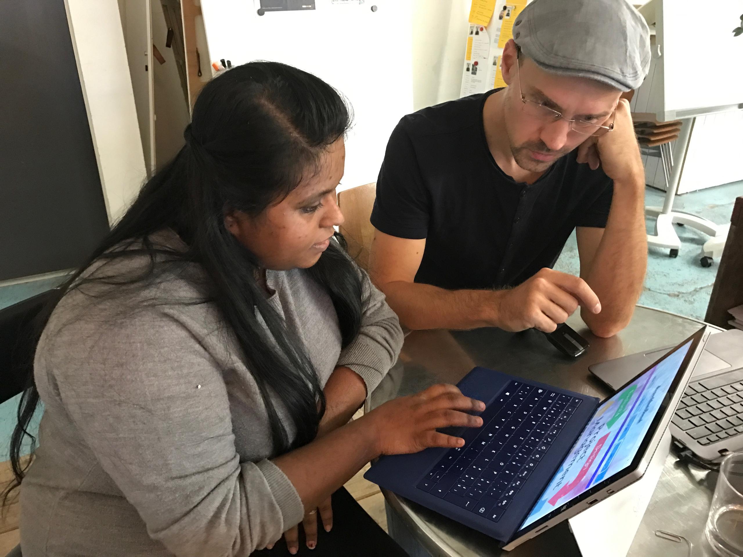 Docente e aluno frente ao computador