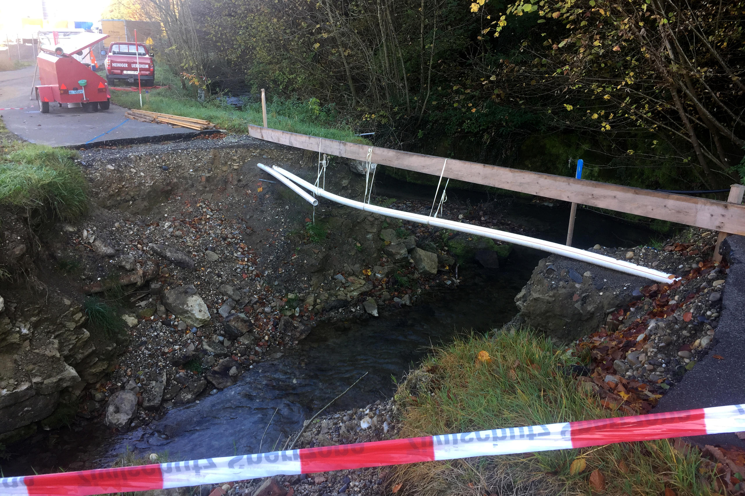 cantiere per ricostruire un ponte su un ruscello