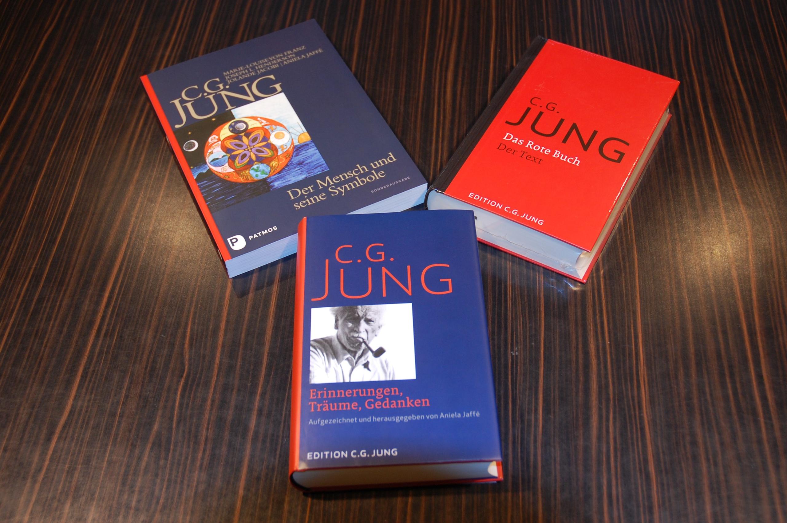 卡尔·古斯塔夫·荣格， 瑞士心理学大师，和弗洛伊德共同开创了现代心理咨询与治疗的范式。荣格著作文集共有19卷。图中为其代表作：《人及其象征》、《回忆、梦、反思》及《红书》。