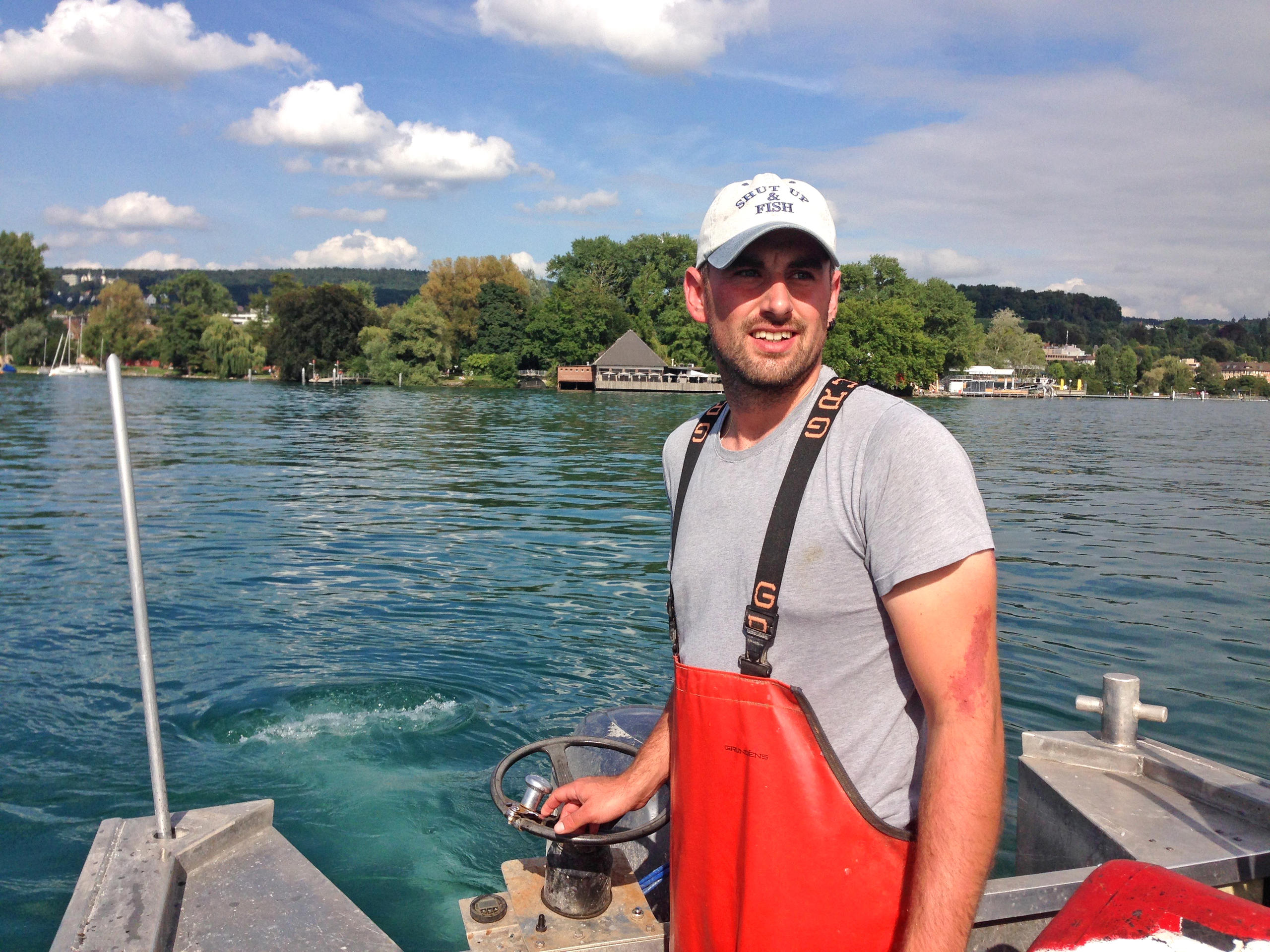 Adrian Gerny mentre getta le reti nel lago di Zurigo
