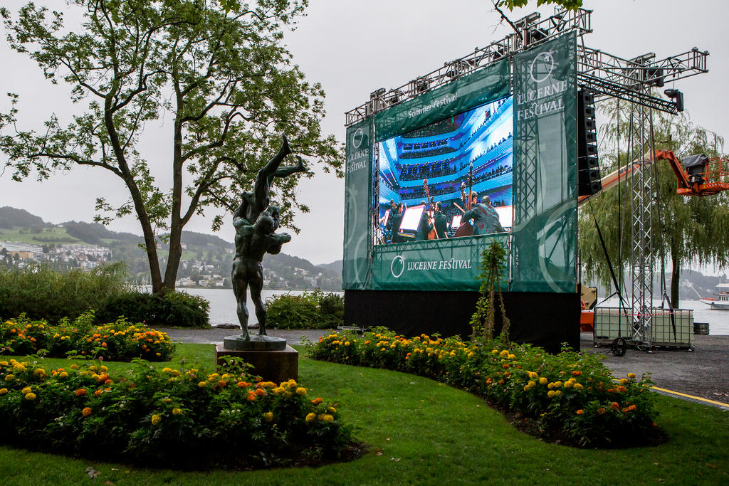 Maxischermo in un parco per una proiezione pubblica di un concerto del Lucerne Festival