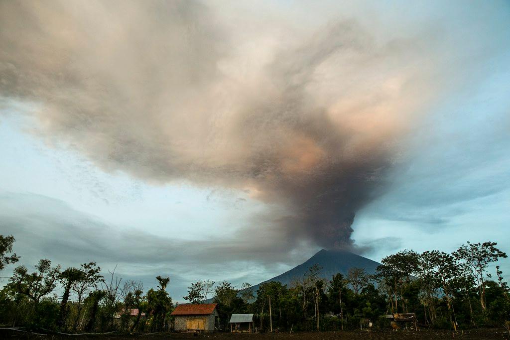 Un immagine del vulcano Agung scattata lunedì 27 novembre