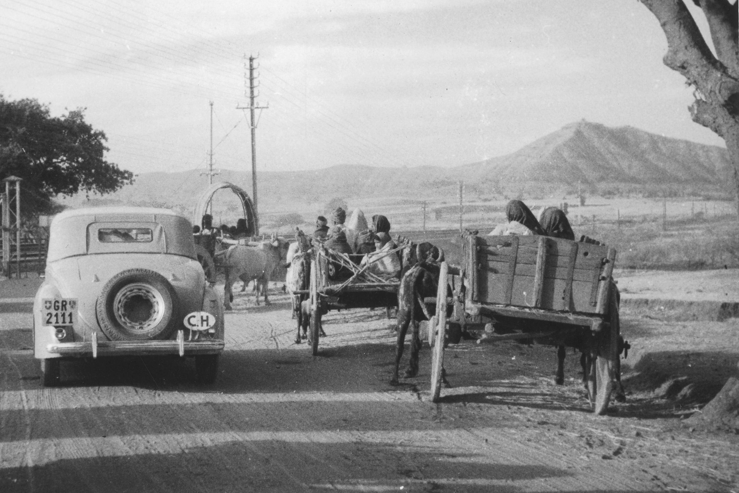 El Ford de Annemarie Schwarzenbachs junto a una carreta