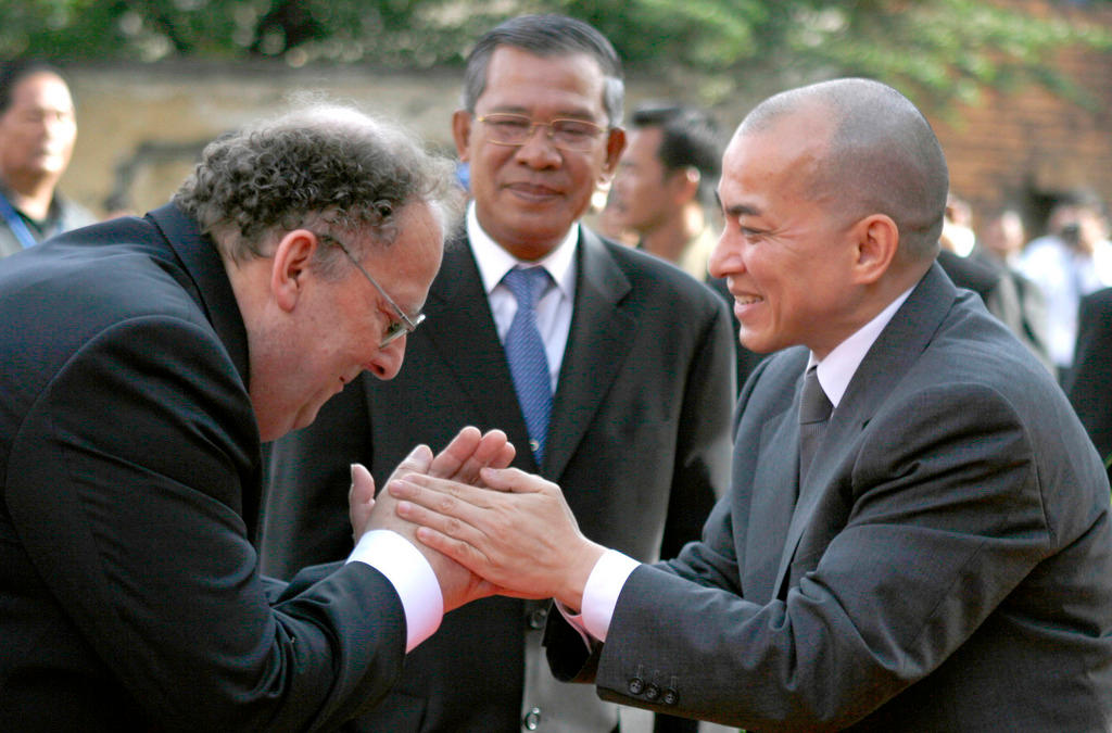 Beat Richner con el rey Norodom Sihamoni en Camboya.