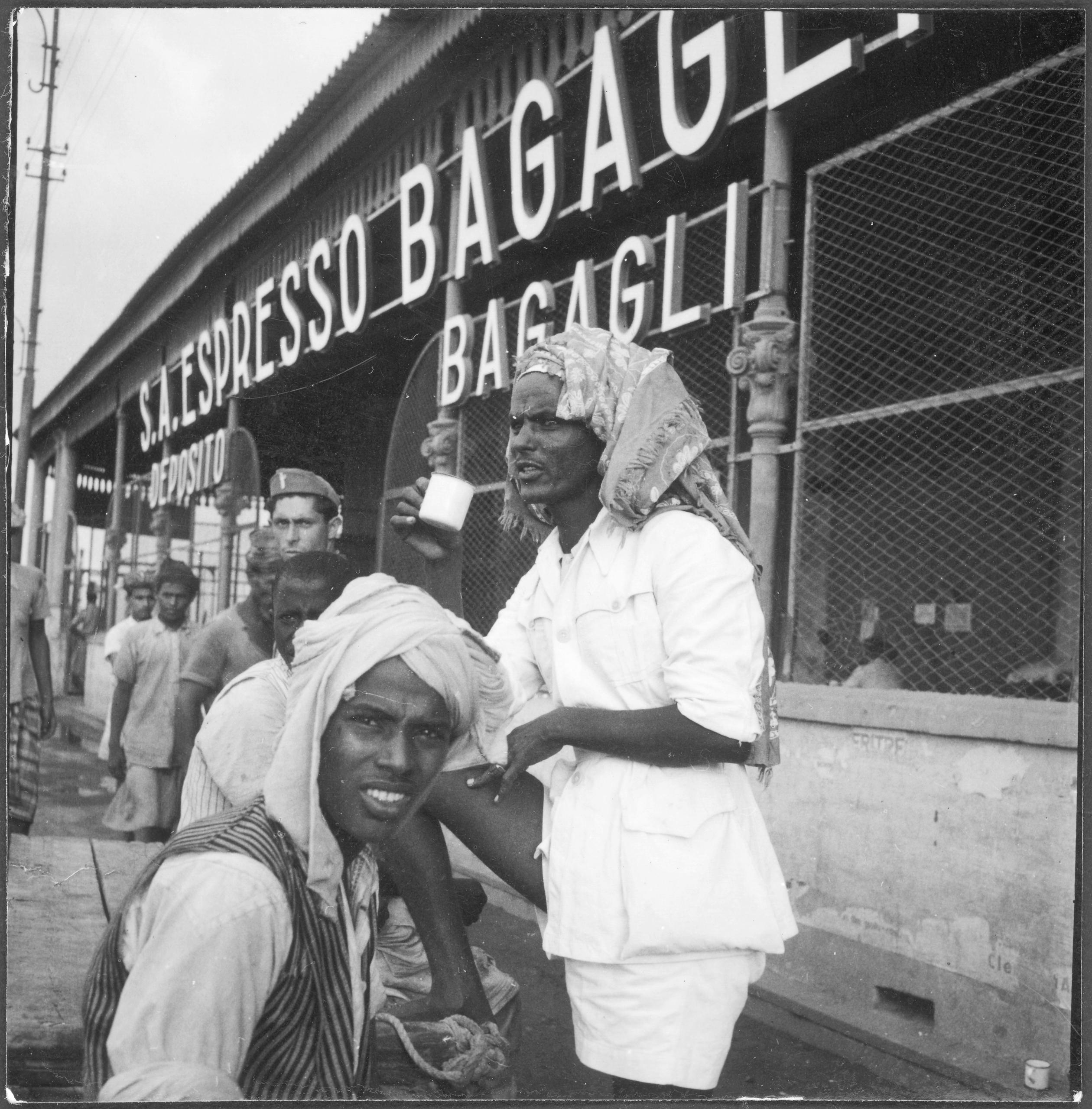 Zwei Männer am Kaffee trinken am Hafen von Massaua, Eritrea