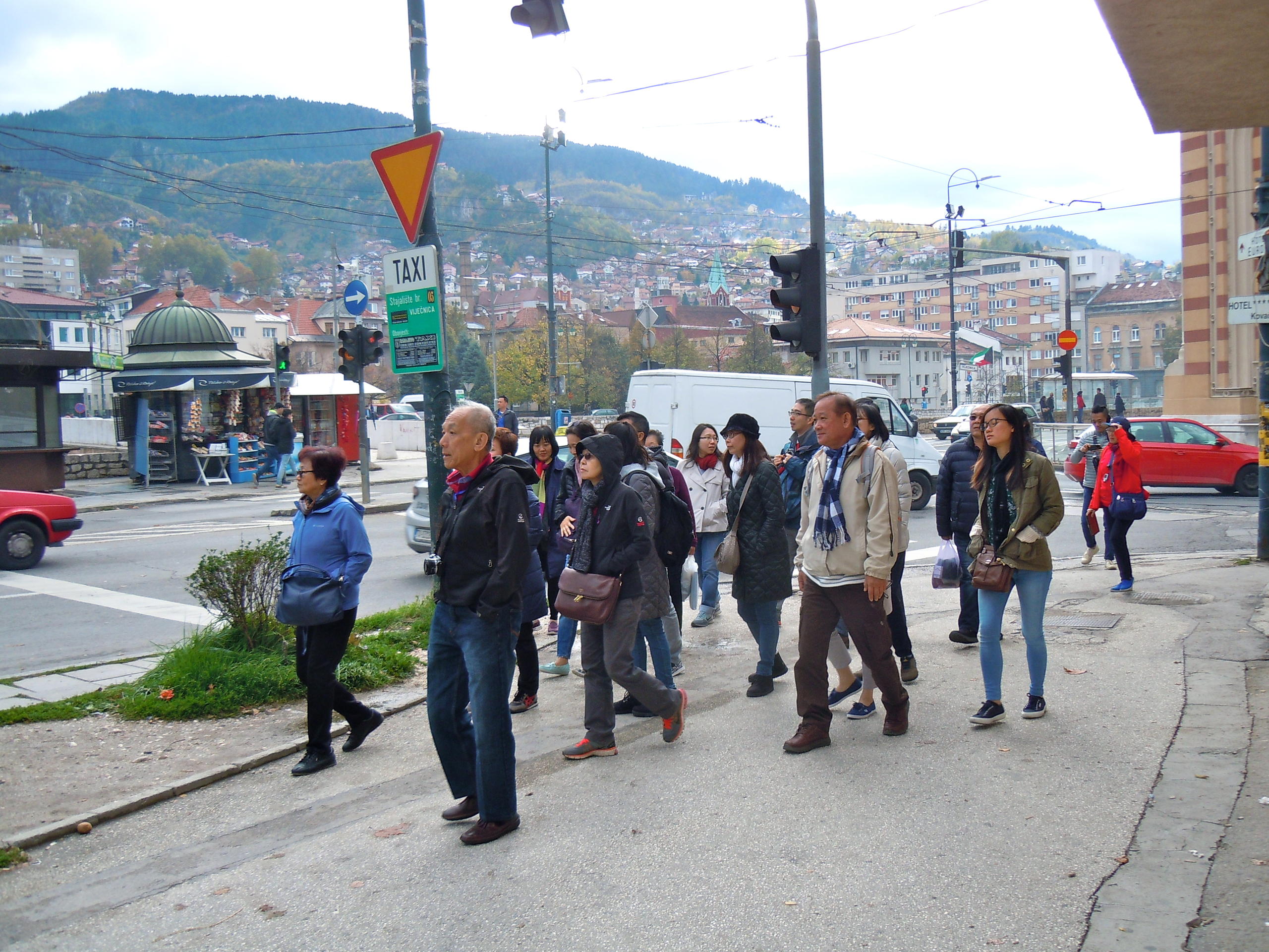 Turistas asiáticos em Sarajevo.