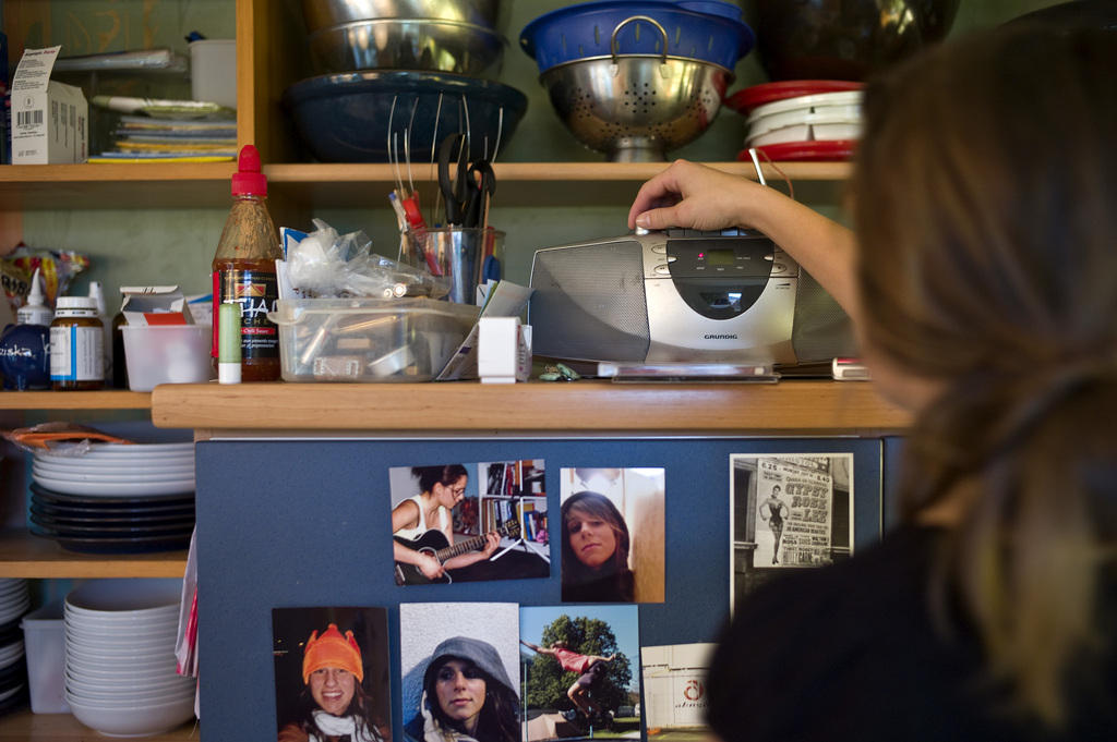 Eine Frau schaltet ein Radio ein