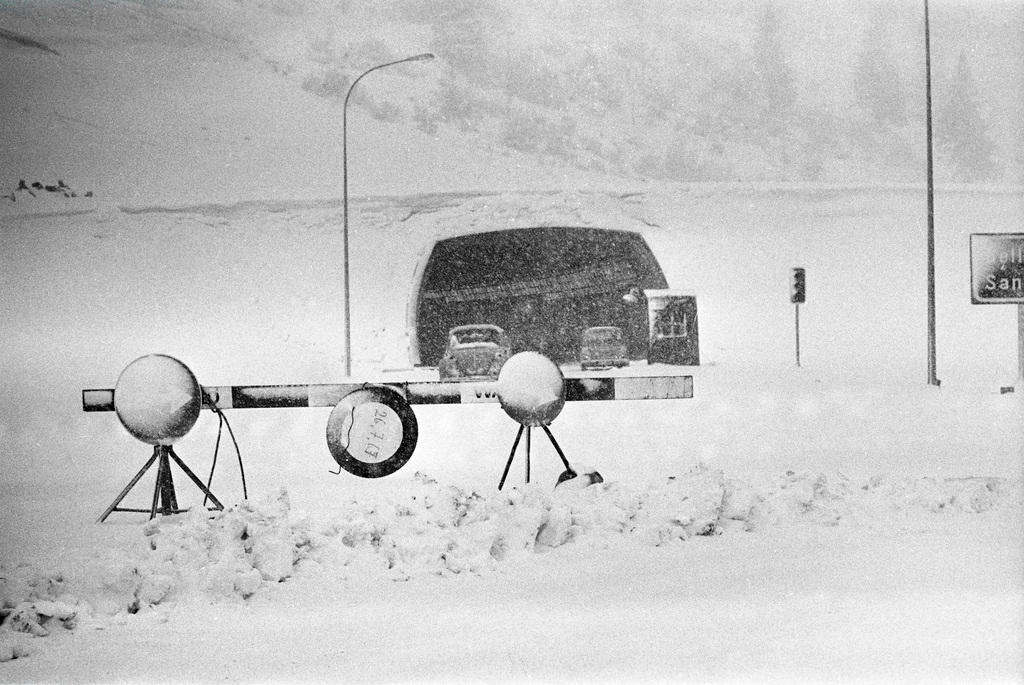 Starker Schneefall vor einem Tunnel