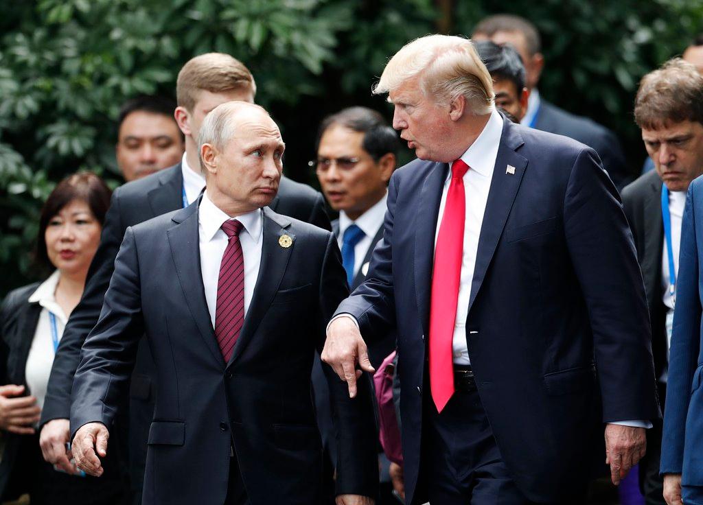 Vladimir Putin e Donald Trump discutono poco prima della foto di gruppo al vertice APEC.
