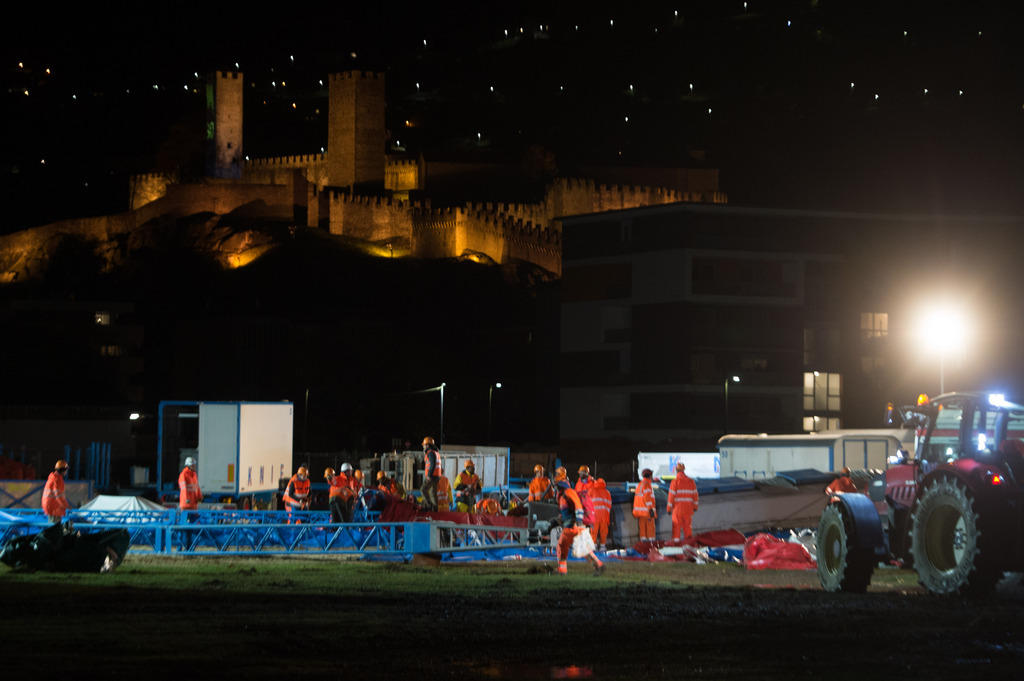 operai del circo knie al lavoro