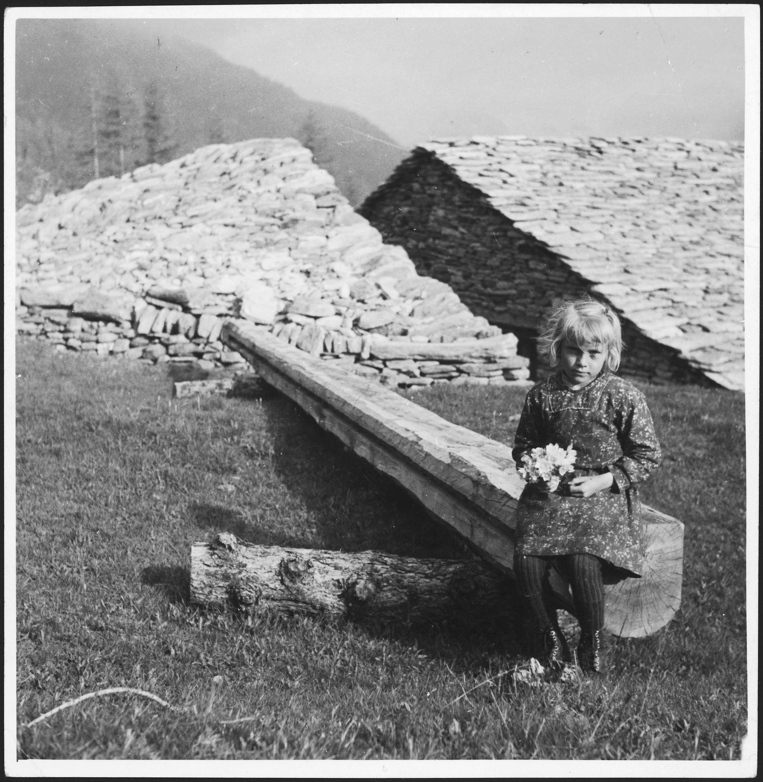 Auf dem Simplonpass, ein Mädchen sitzt auf einer Bank