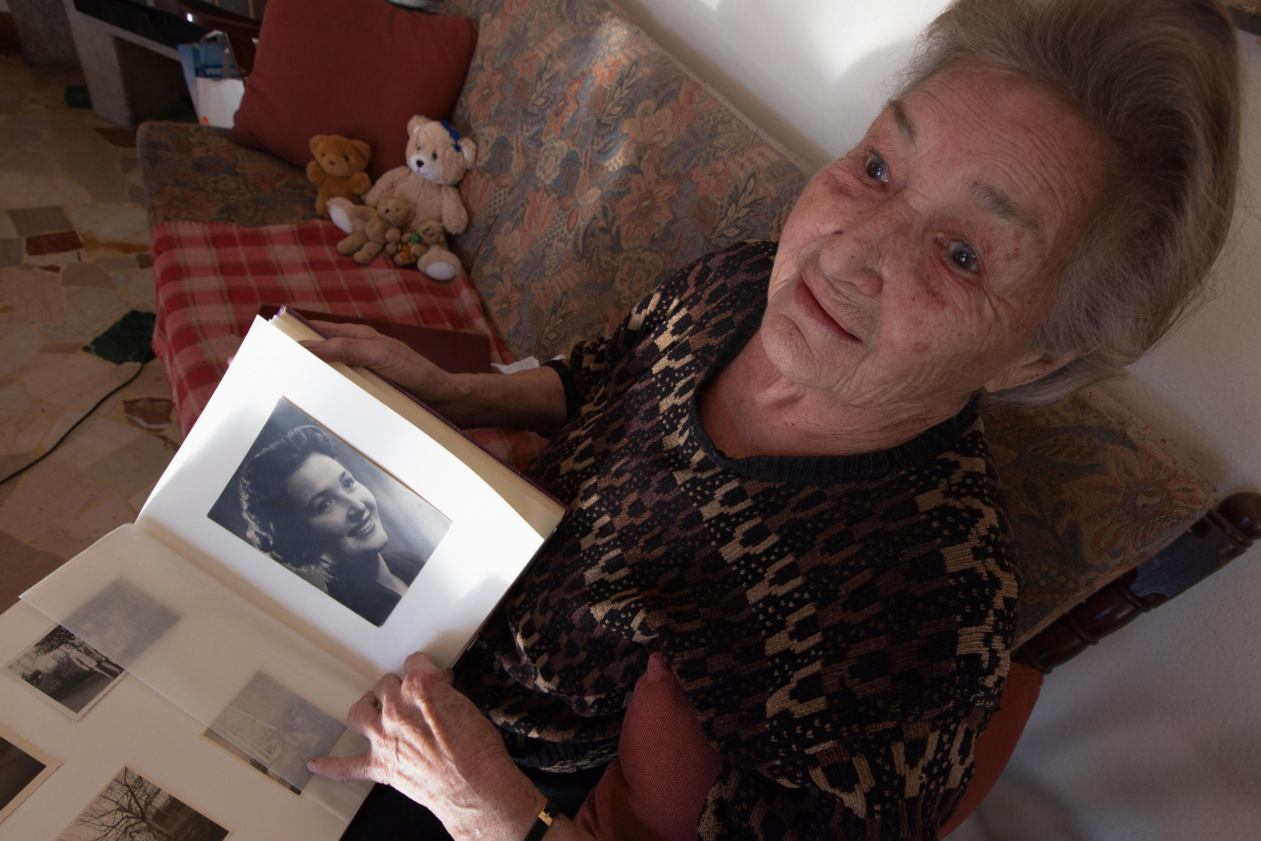 Elsa Hofer Ferrari sfoglia un album di fotografie