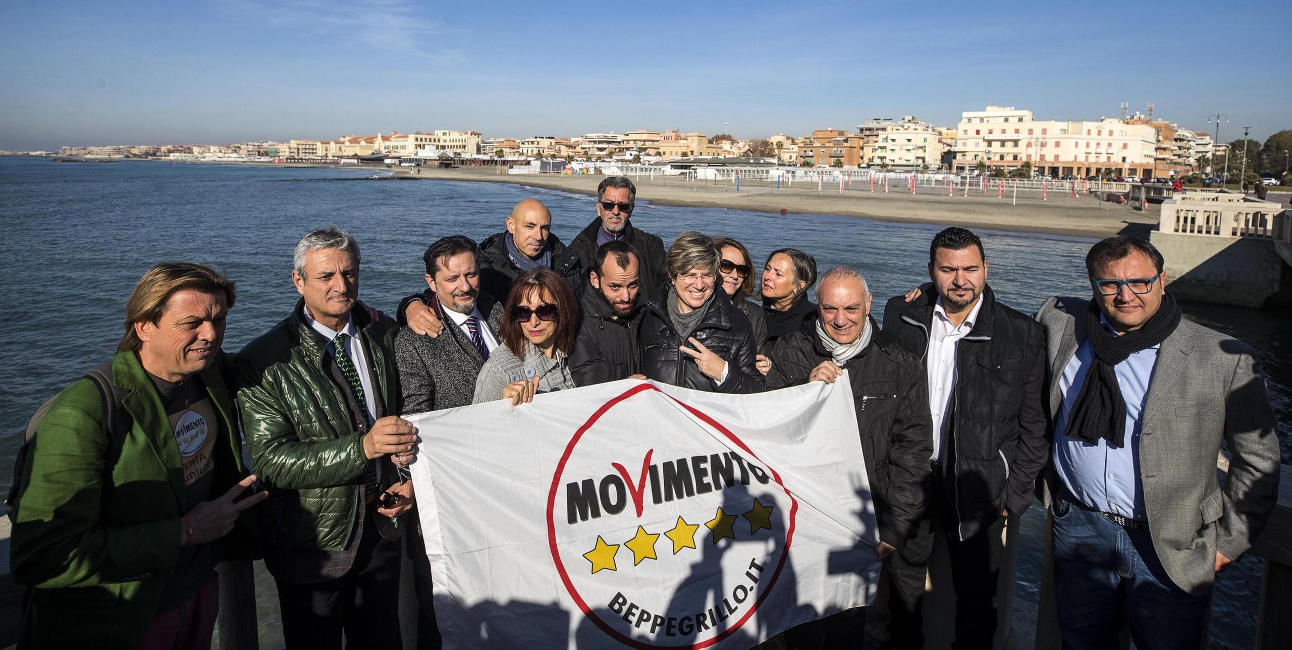 Giuliana Di Pillo con alcuni consiglieri del Movimento 5 Stelle è stata eletta presidente del X Municipio romano di Ostia