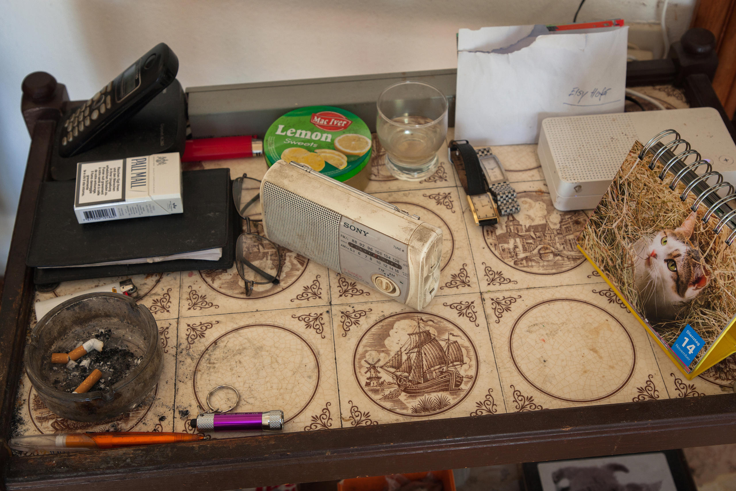 una radio, un portacenere e un pacchetto di sigarette su un tavolino