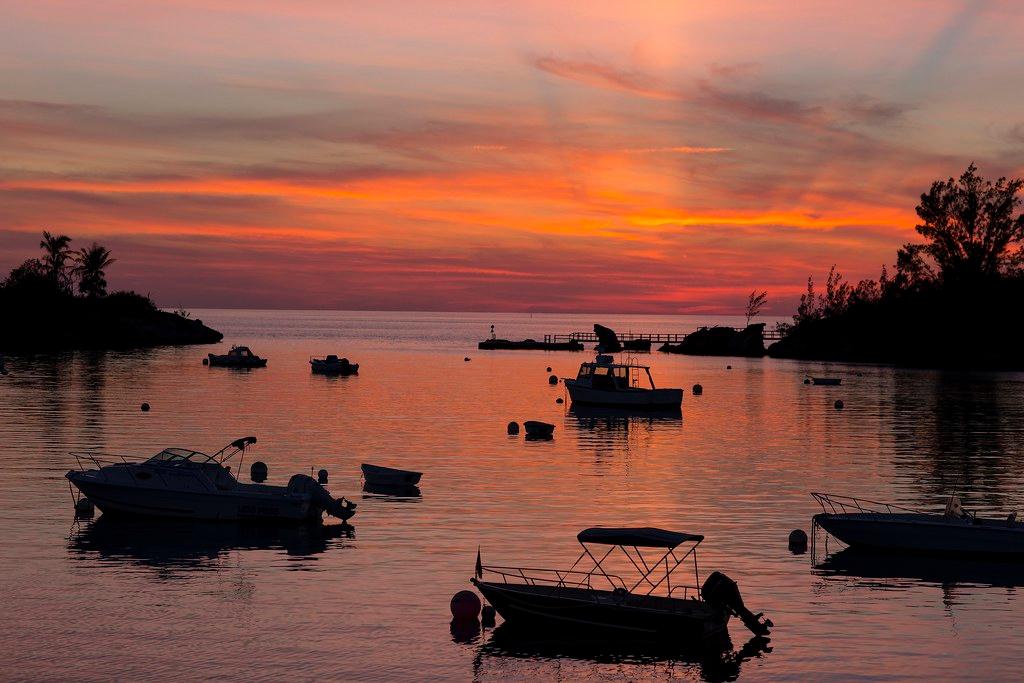 O sol se põe no porto de Sandy s Parish, Bermuda