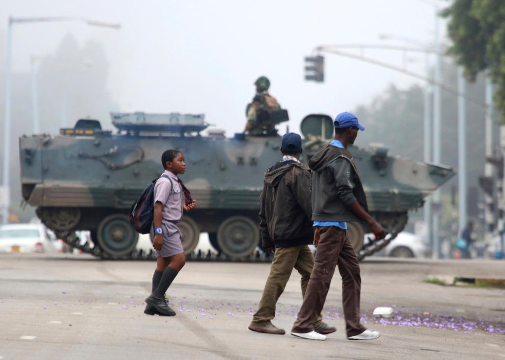 Un tanque militar en una calle de Harare.