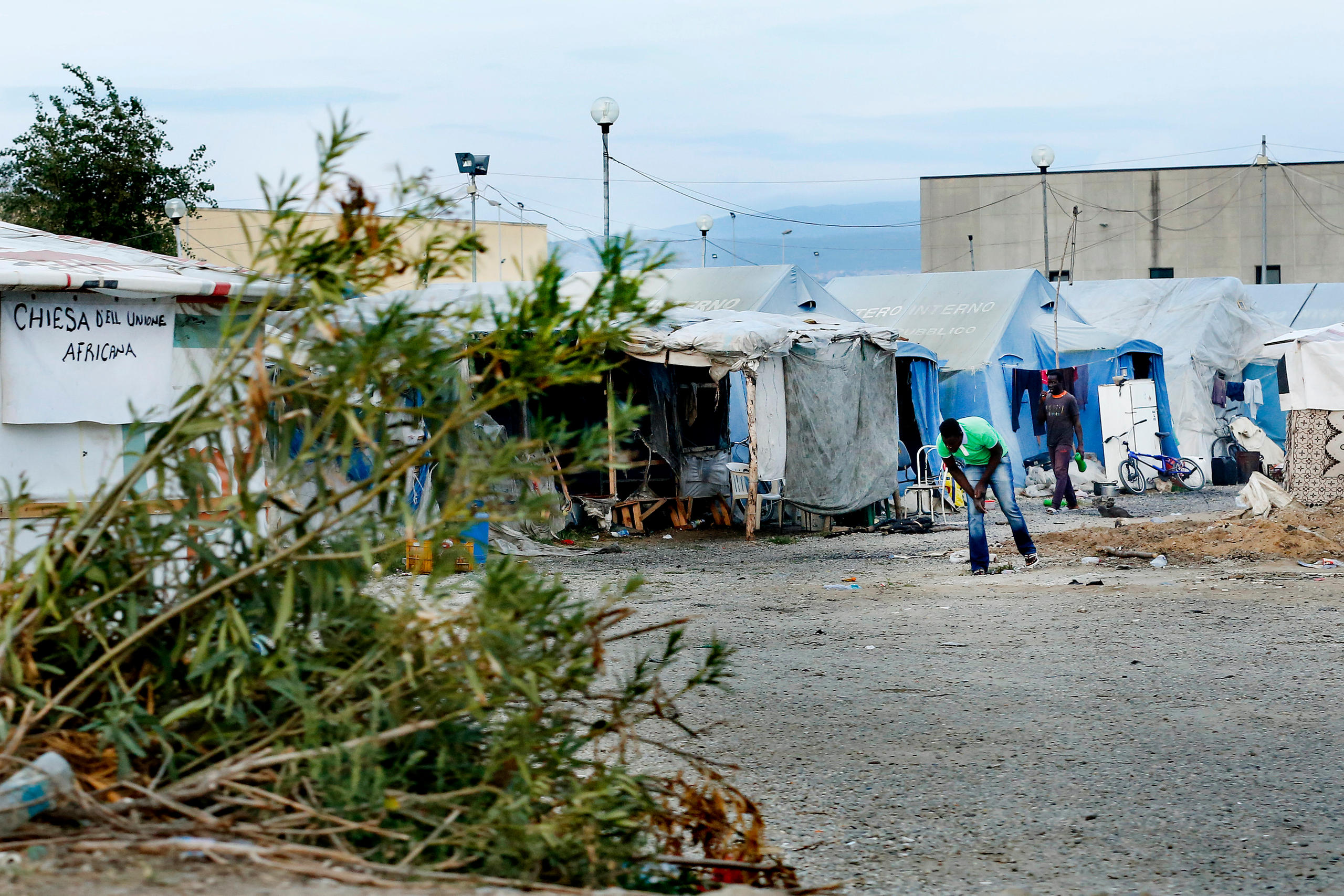 tendopoli illegale che ospita dei migranti a San Ferdinando, in Calabria