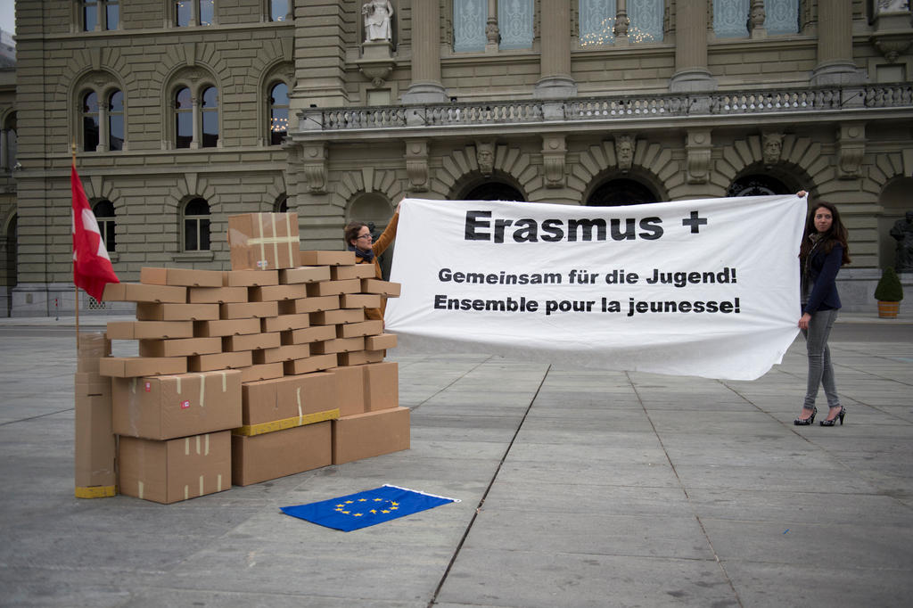 Due giovani davanti a palazzo federale a berna dispiegano uno striscione con la scritta ERasmus, insieme per i giovani