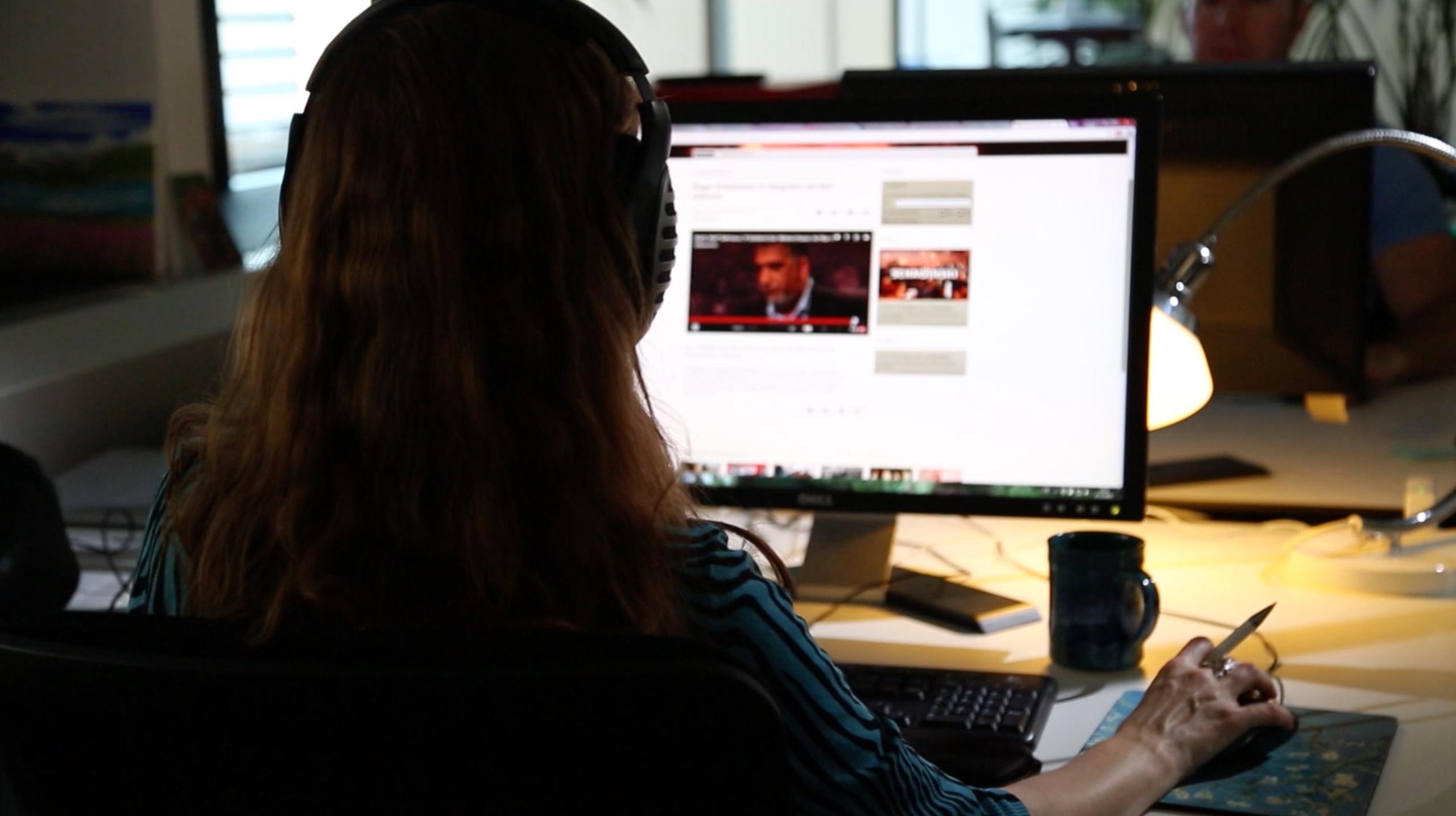 Frau vor Computer