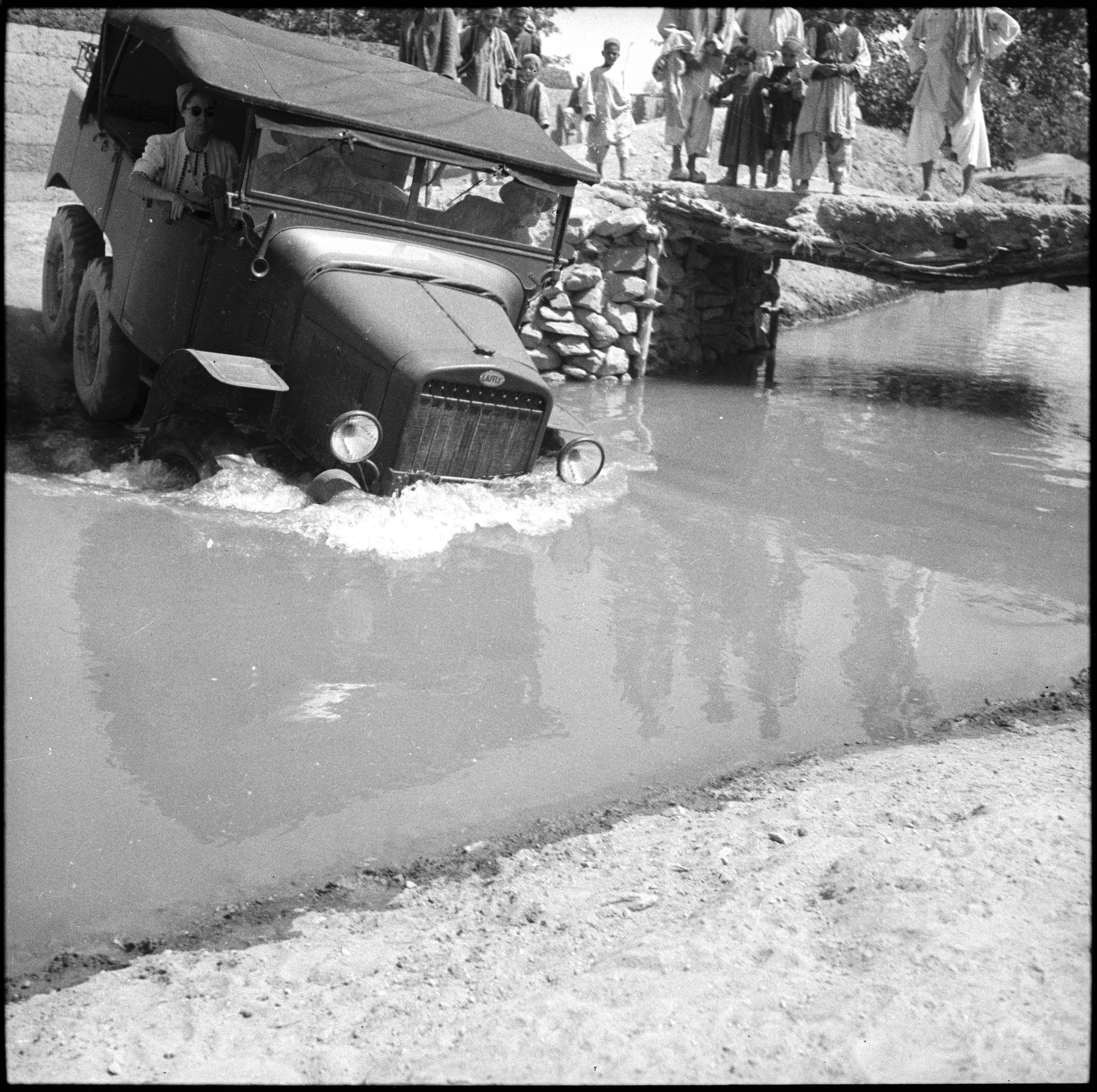 Ein Auto durchquert einen Fluss