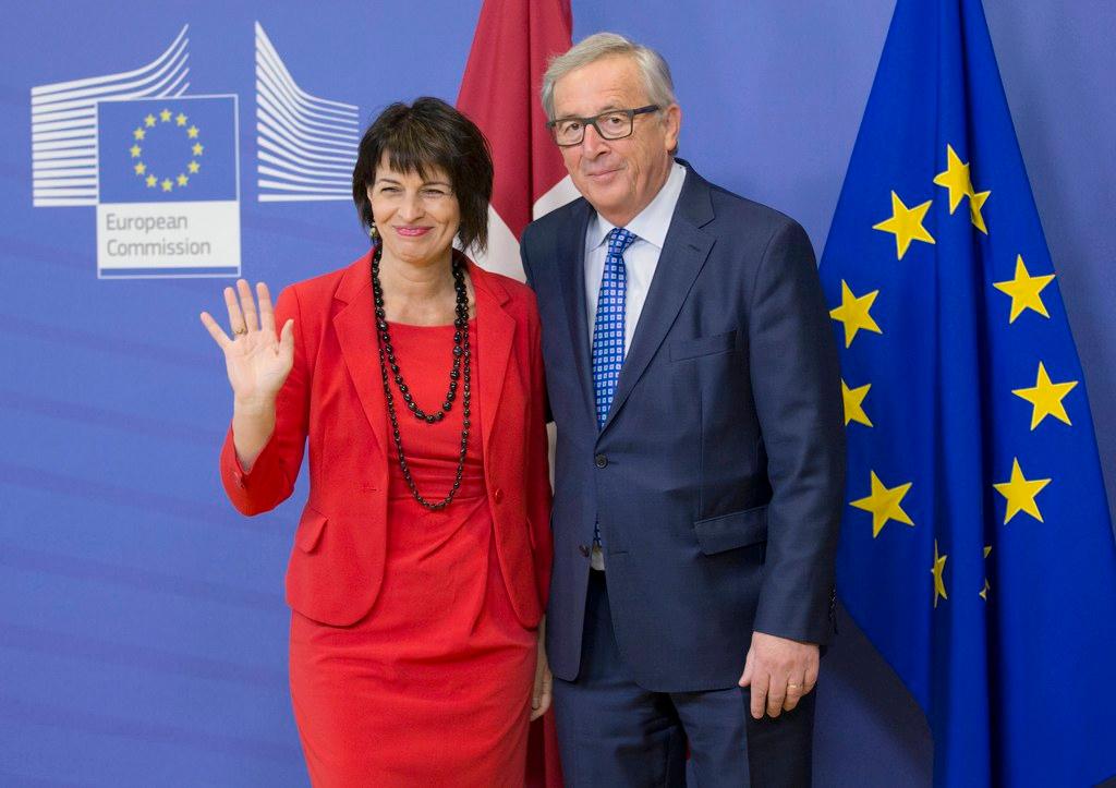 Bundespräsidentin Leuthard in rotem Kleid und Juncker winken der Presse zu.