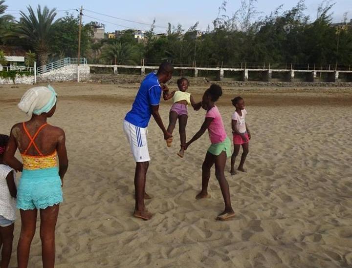 Crianças fazendo exercícios na praia