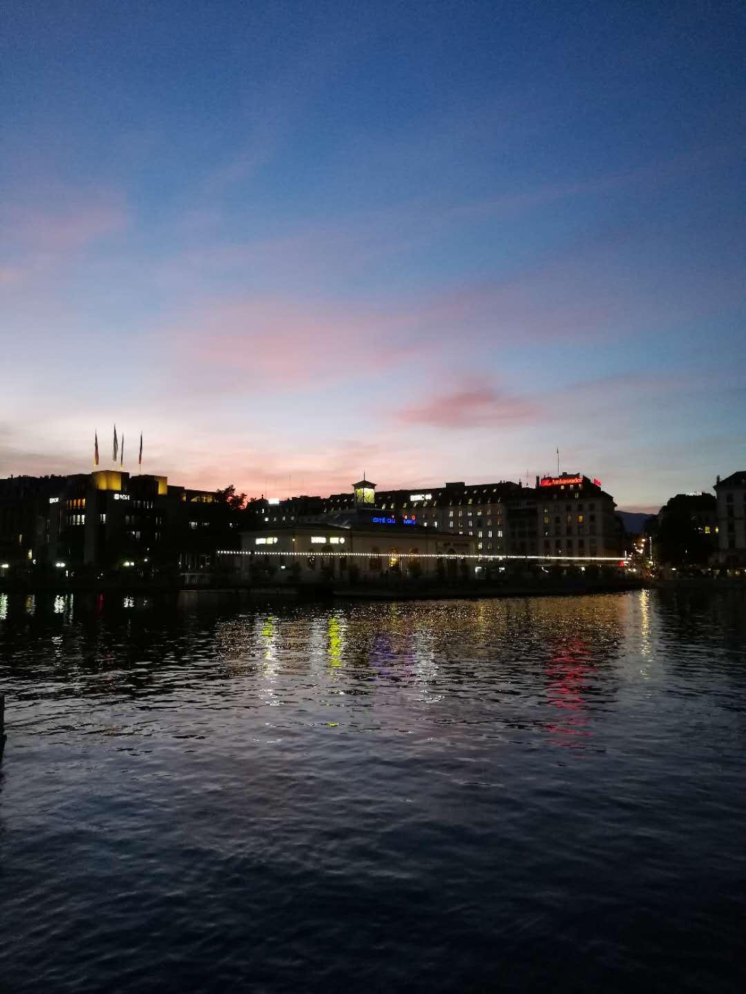 蓝粉交织的夜空