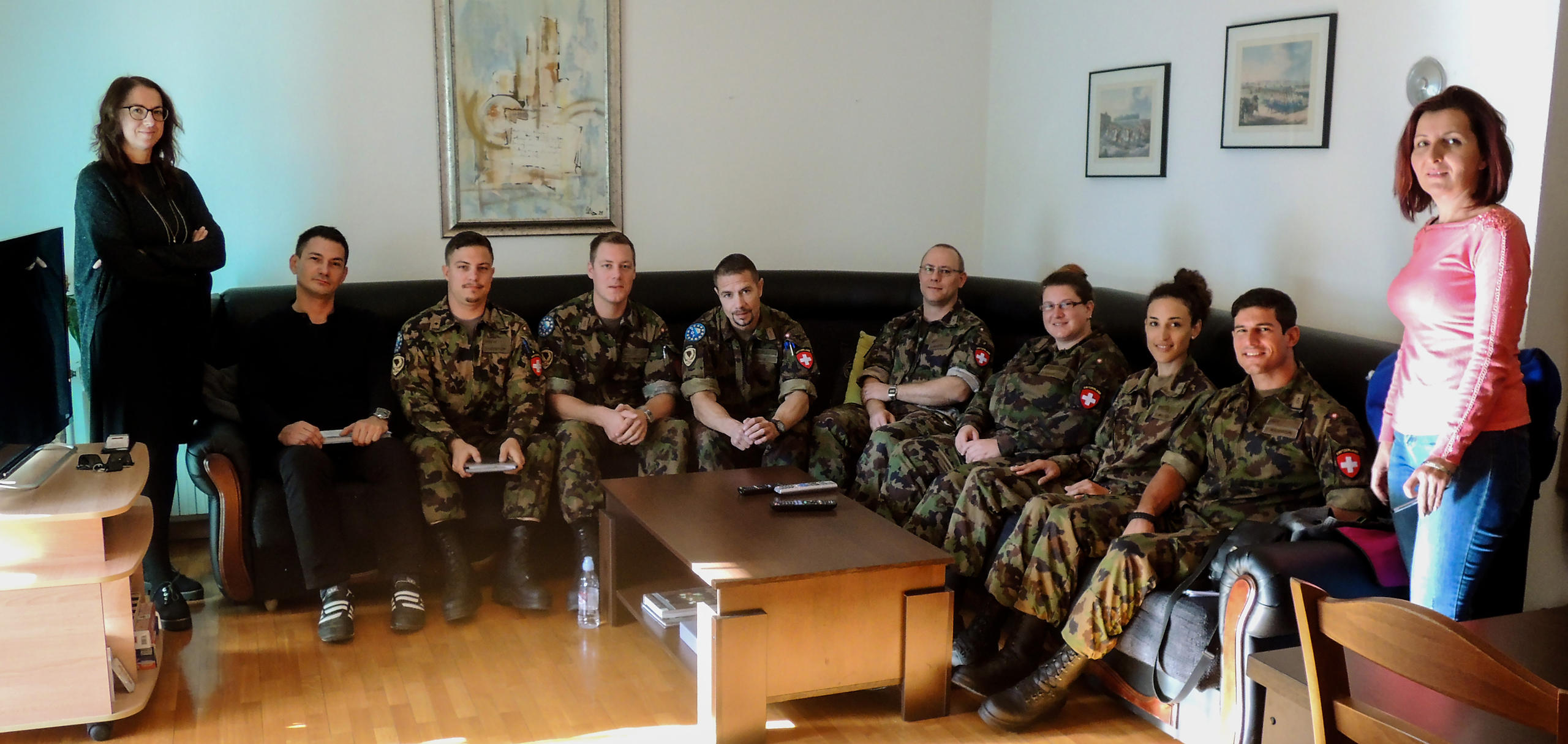 جنود سويسريون في مكتب تابع لفريق الإتصال والمراقبة