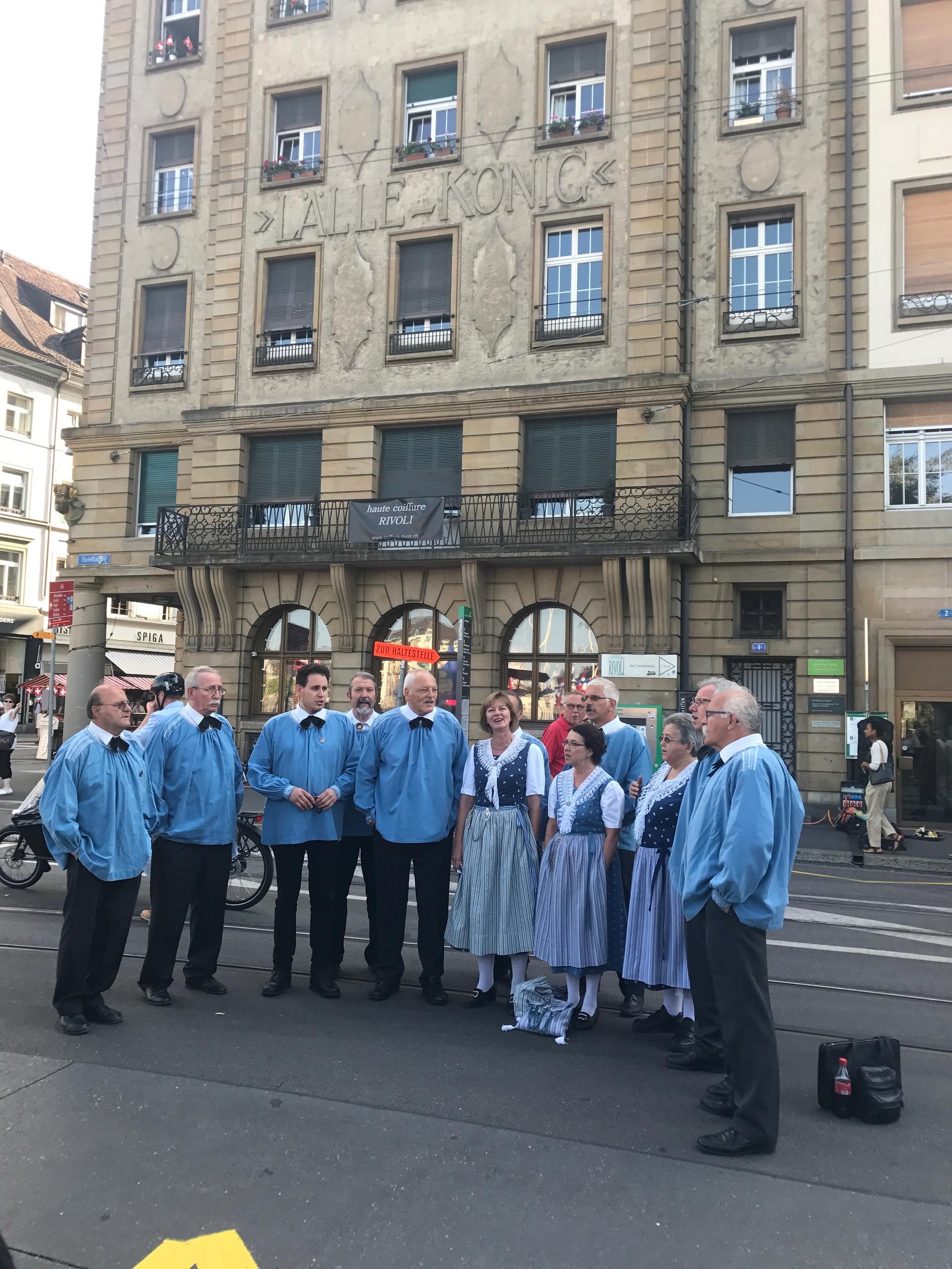 在巴塞尔的这段期间正好也赶上了瑞士国庆节，街头人潮涌动热闹非凡，还可以围观各种瑞士传统表演—约德尔、阿尔卑斯长号、还有焰火表演。