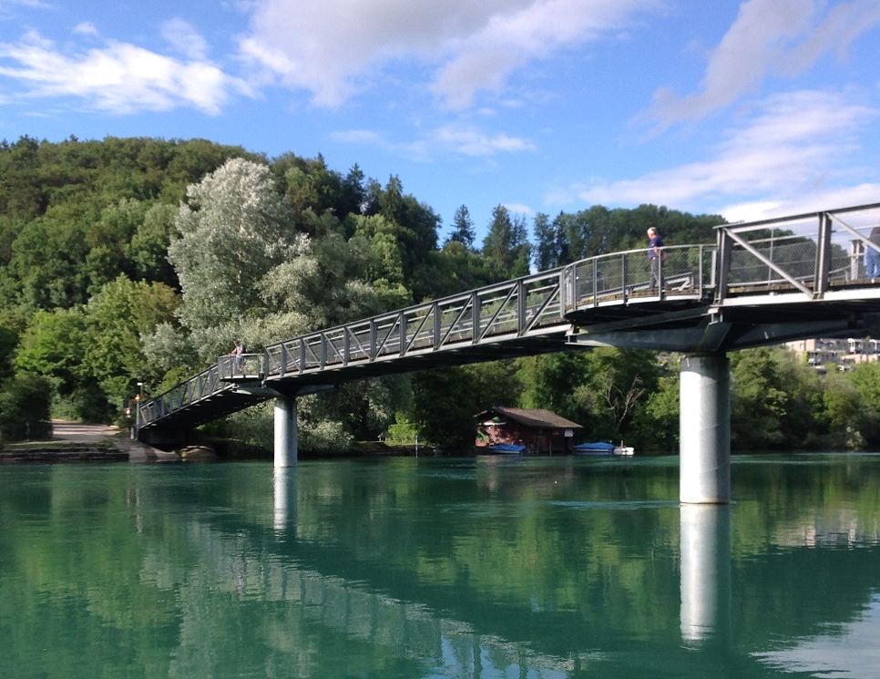 伯尔尼的Wohlensee附近跨越阿勒河的、纯粹由餐馆收入义捐而建造的“无名桥”