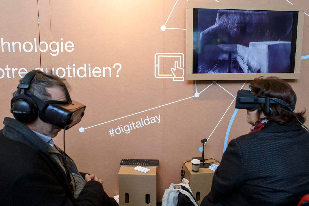 Ein Mann und eine Frau tauchen mit Brille und Kopfhörer in die digitale Welt ein.