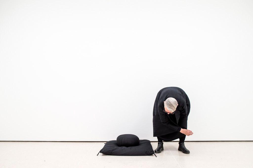 Christa de Carouge, completamente vestita di nero, mentre prepara la mostra.