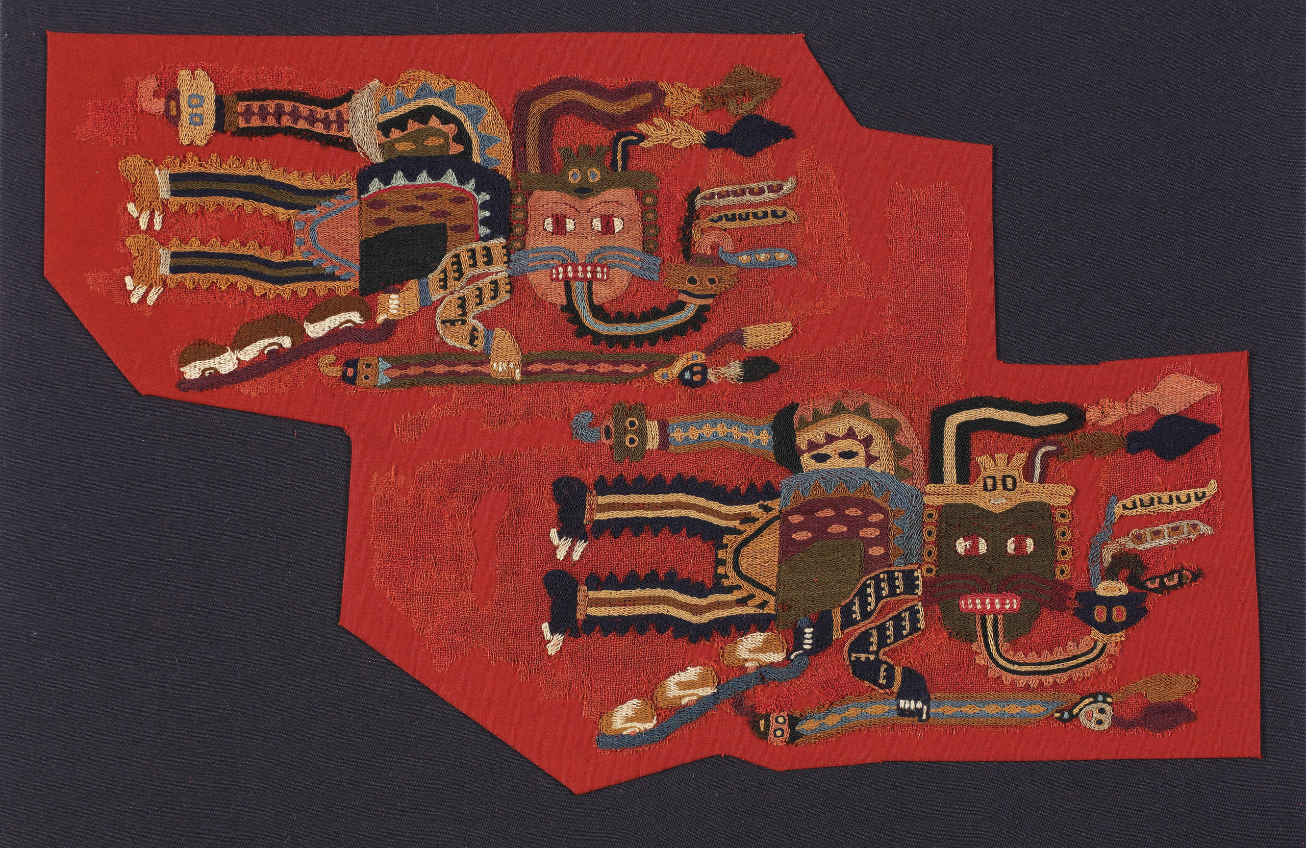 Fragmento têxtil com desenhos de sacerdotes voadores.