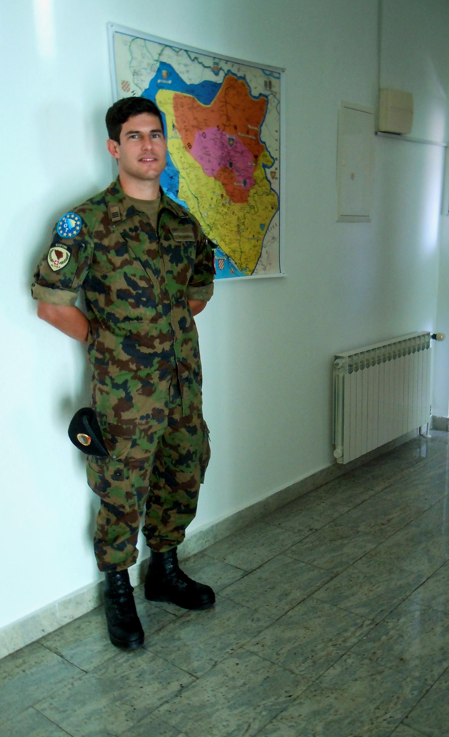 جندي سويسري بملابس عسكرية